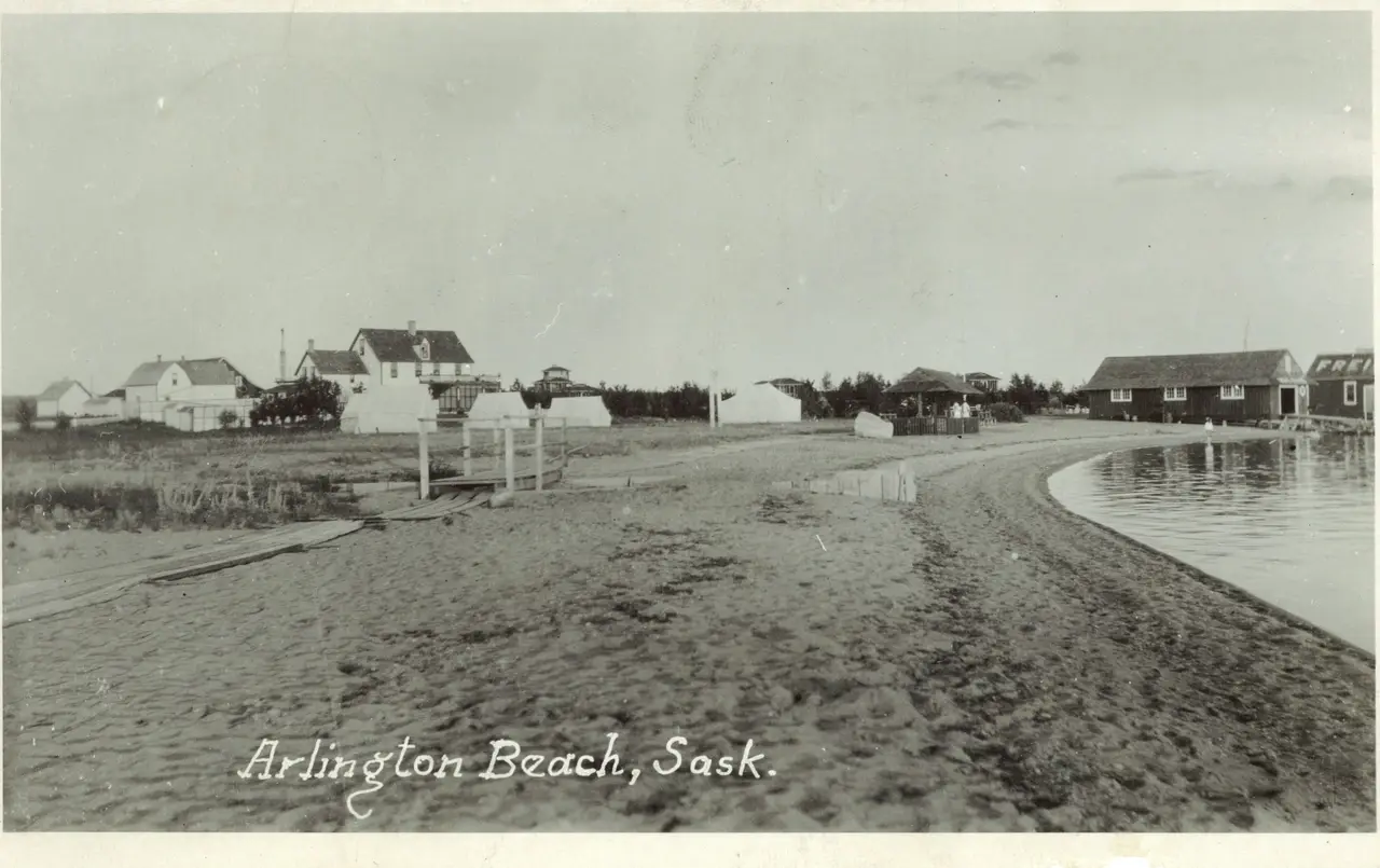 Arlington Beach shoreline and cottages, 1917
