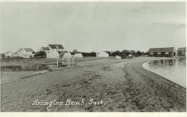 Arlington Beach shoreline and cottages